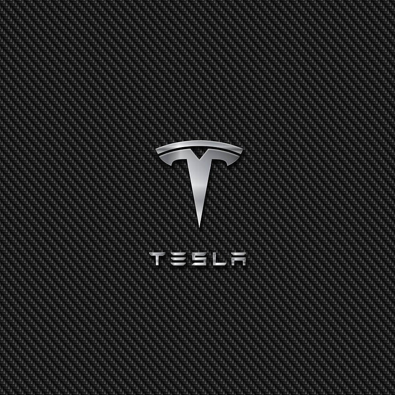 Tesla Logo auf Carbon