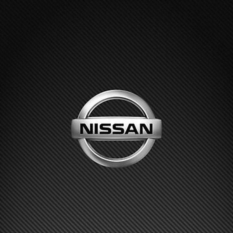 Nissan Logo auf Carbon