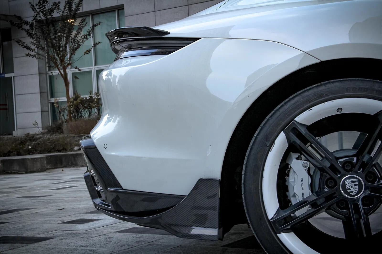 Carbon Bodykit für den Porsche Taycan
