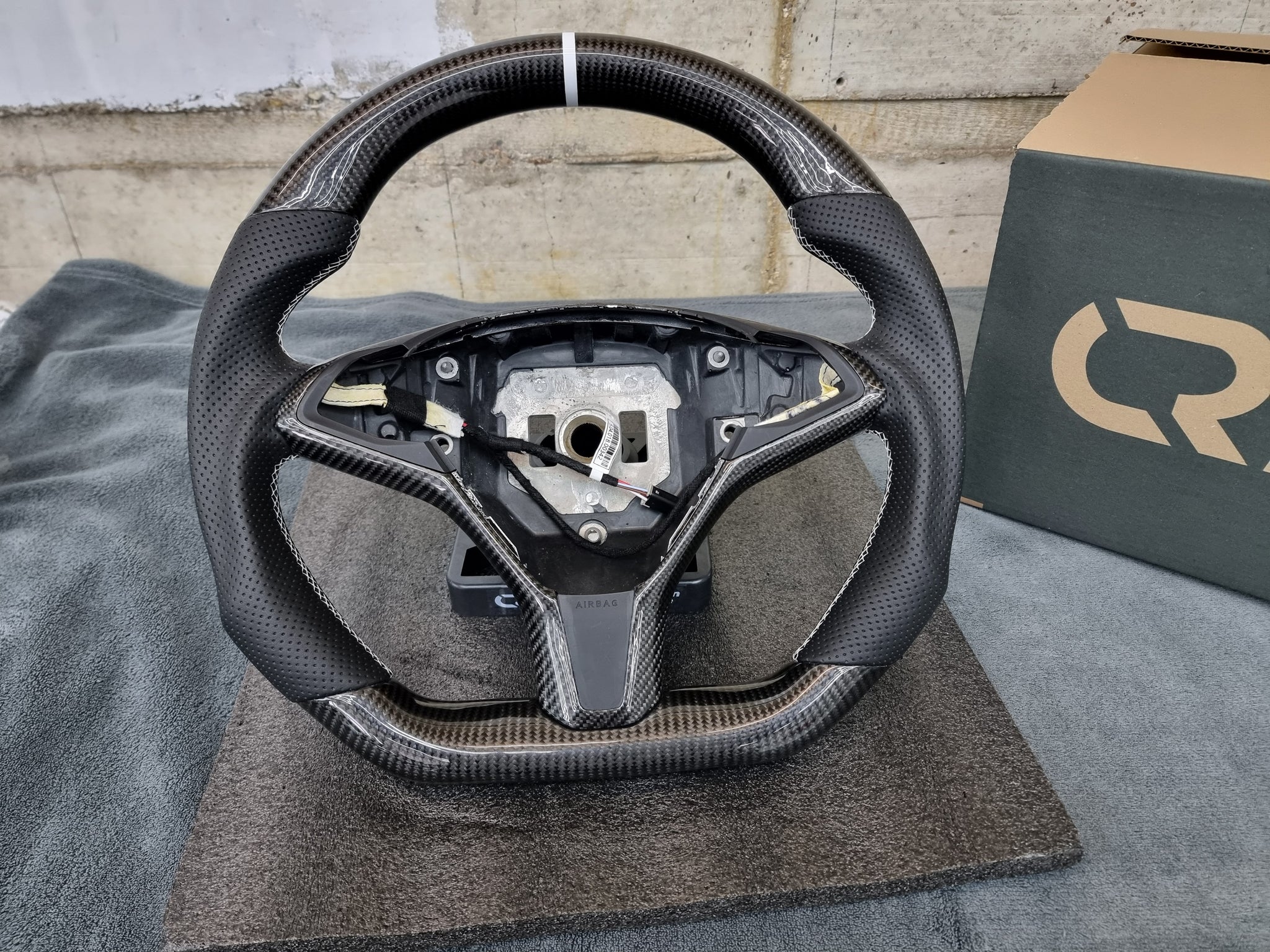 Carbon Lenkrad basierend auf den Tesla Model S/X