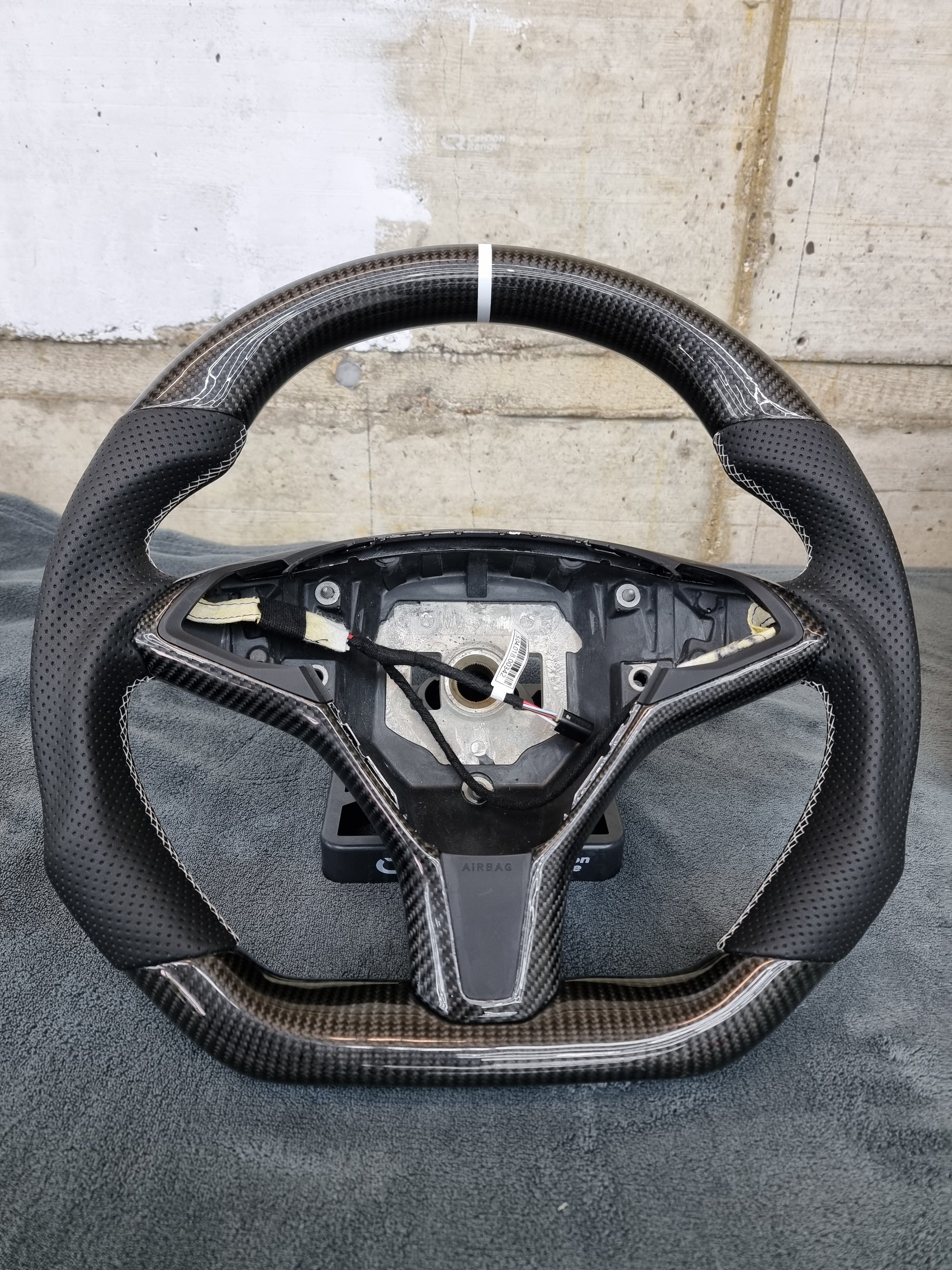Carbon Lenkrad basierend auf den Tesla Model S/X