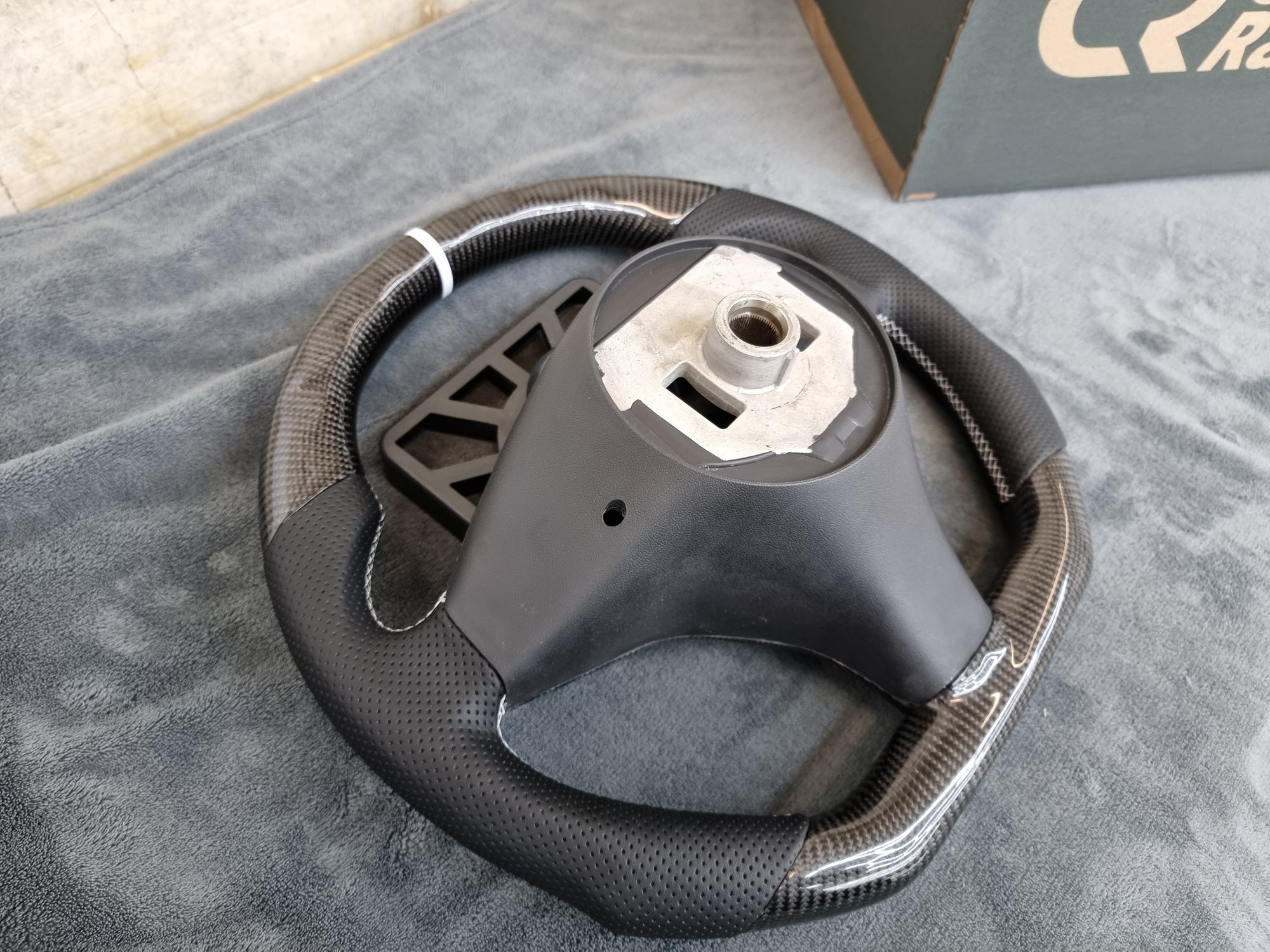 Carbon Lenkrad basierend auf den Tesla Model S/X