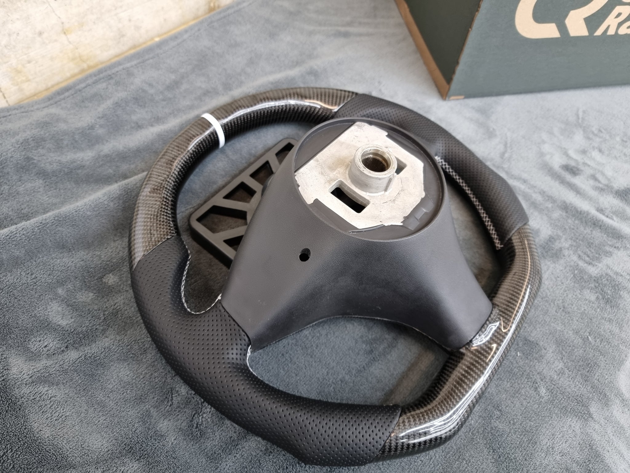 Carbon Lenkrad basierend auf den Tesla Model S/X