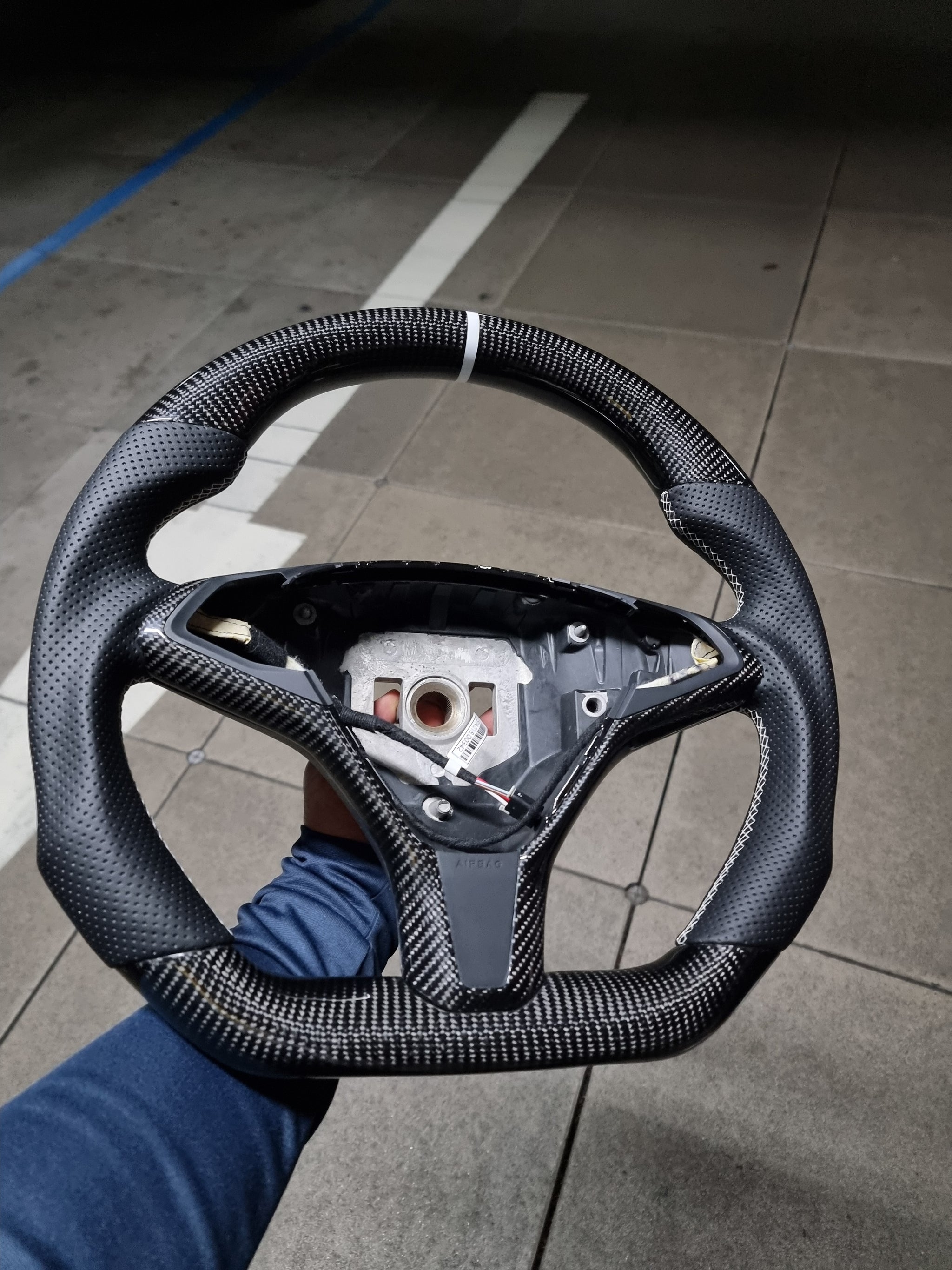 Carbon Lenkrad basierend auf den Tesla Model S/X