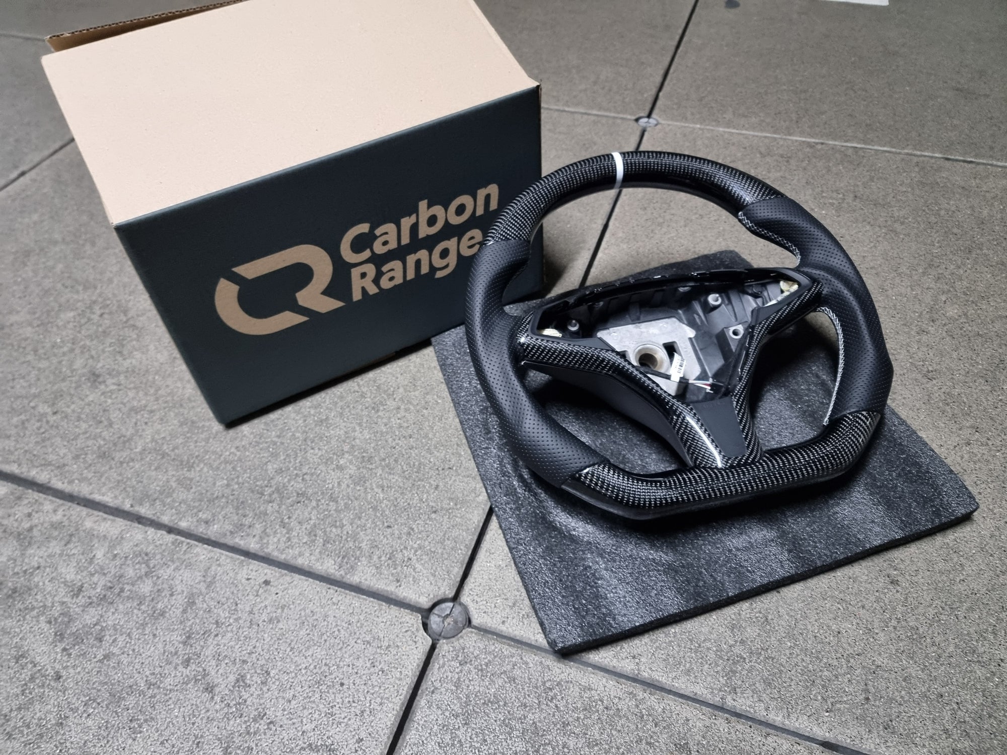 Carbon Lenkrad basierend auf den Tesla Model S/X
